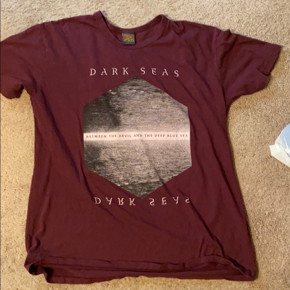 2 men’s large shirts